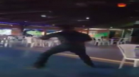 Eşinen Tavuk Dansı ile Yeteneğini Haykıran Adam