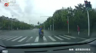 Motosikletten Düşürdüğü Çocuğunu Fark Etmeyen Baba 