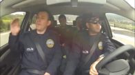 Araç ile Hareket Gösterirken İçinden Romantik Biri Çıkan Polis 