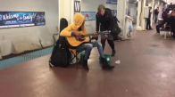 Şikago Metrosunda Muhteşem Bir Performans Sergileyen Sokak Müzisyeni Kadın 