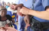 Afrika’da görev yapan bir doktor, ağlayan bebekleri susturmayı öğretiyor...
