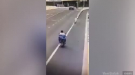Bomboş Yolda Takla Atan Motosikletli