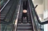 Amuda Kalkarak Yürüyen Merdivenden Çıkmak
