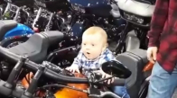 Harley Davidson'a Binen Bebeğin Şaşkınlığı