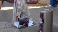 Savaşın Çocuğu Atık Kağıt Toplarken Uyuyakaldı 