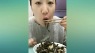 Çerez Yer Gibi Kurbağa Yiyen Çinli Kız