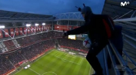 Ajax ile PSV Maçında Maç Topunu Paraşütle Sahaya Getiren Çılgın Adam