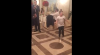 Küçük Çocuğun İlginç Dansı
