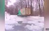 Buzlu Yolda Drift Yapan Kamyon Şoförü