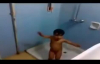 Banyoda Dans Eden Küçük Çocuk