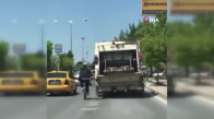 Elazığ’da bisikletlinin tehlikeli yolcuğu kameralara yansıdı 