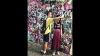 Erkek Arkadaşına Selfie Çubuğu Muamelesi Yapan Kadın