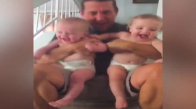 ikiz bebeklerin birlikte eğlenceli komik halleri