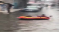 İzmir'de Sel Sularında Şişme Botla Gezen Vatandaş