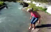Süper Kız Eliyle Balık Yakalıyor
