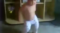 Küçük Çocuğun Komik Dansı