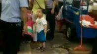 ŞOK! 3 yaşındaki çocuk kendini boru ile korudu
