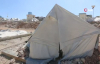 İdlib'de şiddetli rüzgar kamptaki 80 çadırı yıktı 