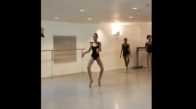 İlginç Dans Gösterisi Yapan Balerin Kızlar