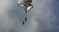 Havada Paraşütleri Birbirine Takılan İki Kişi Son Anda Kurtuldu