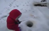 Alaskada Küçük Kız Çocuğun İlk Balık Avı Buz Deliğinden