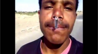 Sigarayı Yutup Havalı Korna Sesi Çıkaran Iraklı Adam
