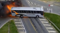 Brezilya’da tırın çarptığı otobüs alev aldı- 1 ölü 