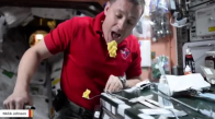 Uzayda Puding Yemeye Çalışan Astronot