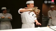 Çinli Aşçının Canlı Ahtapot İle Yaptığı Bıçak Showu