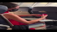 Uçakta Yolculara Aldırış Etmeden İç Çamaşırını Yıkayıp Kurutan Kadın