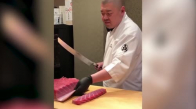 Balığı Kılıç İle Keserek Şov Yapan Aşçı