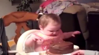 Pasta yiyen bebek