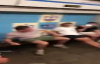 Metro İstasyonunda Hayali Masa Tenisi Oynayan Gençler