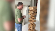 Jenga Oyununda Akıllıca Hamle Yapan Adam