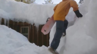 Kendi Yarattığı Pistte Snowboard ile Şov Yapan Adam