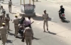 Protestoculara Sopalarla Girişen Hint Polisi