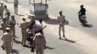 Protestoculara Sopalarla Girişen Hint Polisi