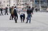 Taksim Meydanı'nda Popo Elleme Şakası 