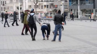Taksim Meydanı'nda Popo Elleme Şakası 