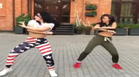 Sokakta Genç Kızlardan Twerk Dansı