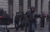 Paris’teki eylemler sırasında, tanıdık çıkan polis ve protestocunun selamlaştığı anlar