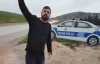 Maket Trafik Polisi Arabasını Gerçek Sanan Şaşkın Sürücü
