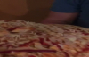 Uyuyan Arkadaşının Yüzüne Pizza Fırlatan Dengesiz