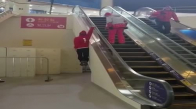 İsviçreli Kayakçının Yürüyen Merdiven Çıkma Yöntemi