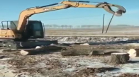 İş Makinesini ile Şov Yapan Operatör