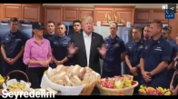 Abd Başkanı Trump ve Eşi Şükran Günü Sahil Güvenlik Muhafızlarına Sandviçleri El Ele Verdi