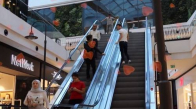 Türkiye'de Yürüyen Merdivende Eşcinsel Erkek Şakası Yapmak