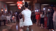 Düğünde  Hemşire Kıyafetli Dansçı