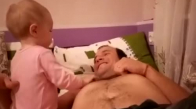 Gülen Babasını Azarlayan Bebek