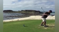 Golf Oynarken Kuşu İndiren Adam